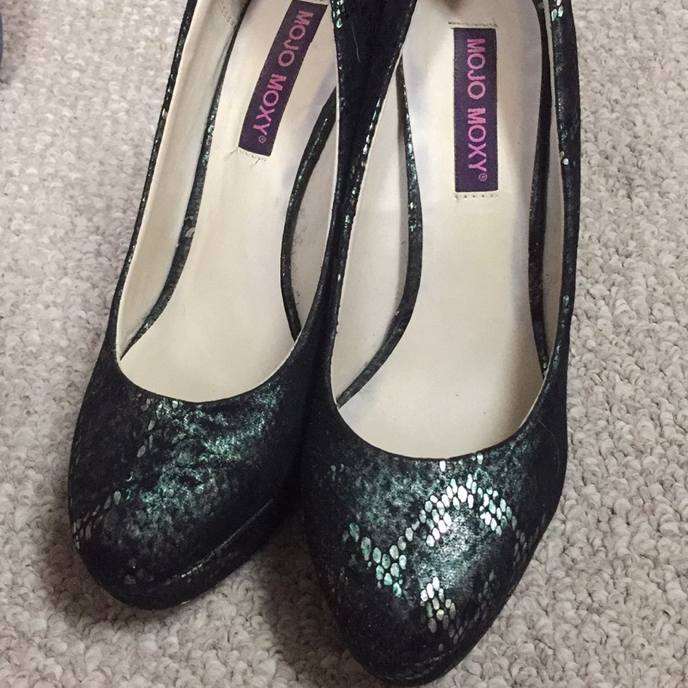 Snake print green high heeled shoes